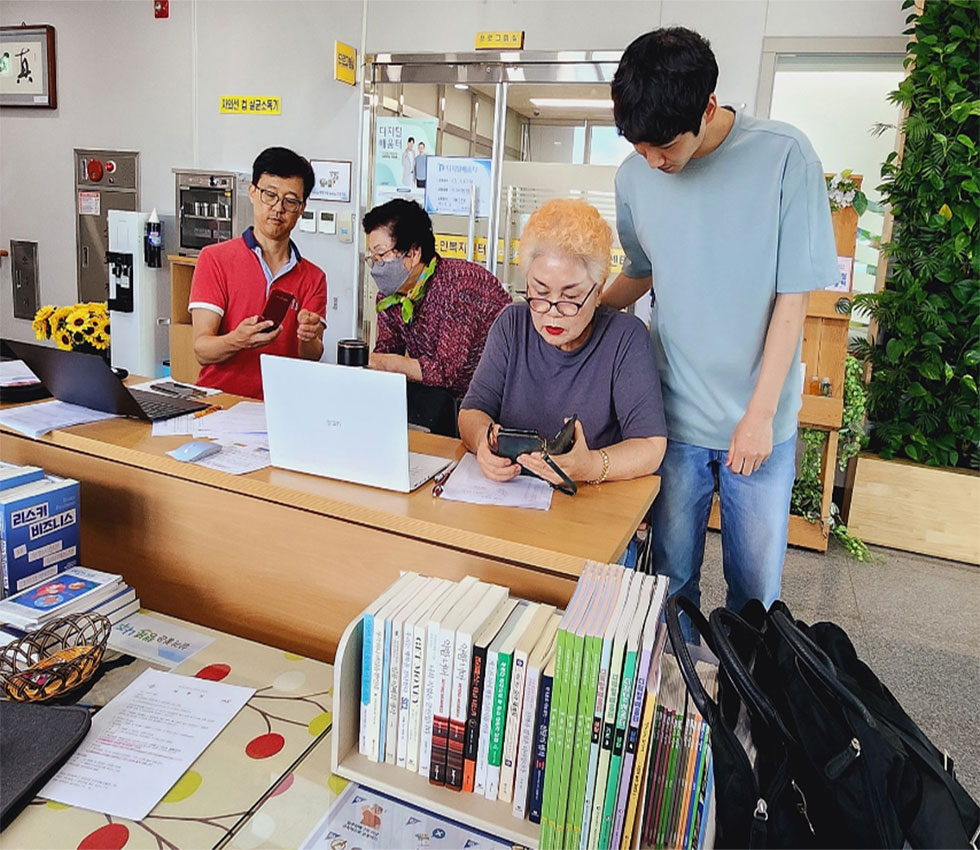 인터넷 정보를 검색하여 모의시험을 보는 교육생들의 모습