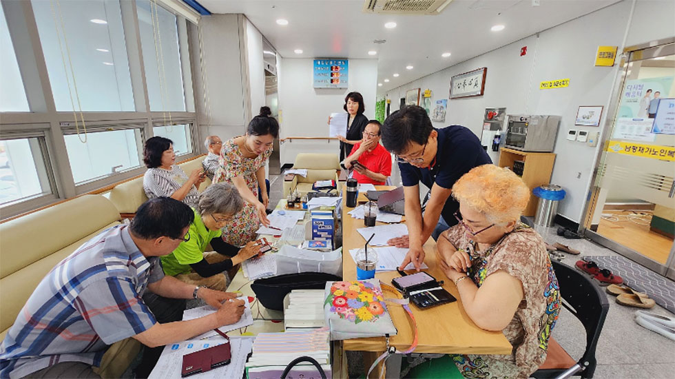 인터넷 정보를 검색하여 모의시험을 보는 교육생들의 모습