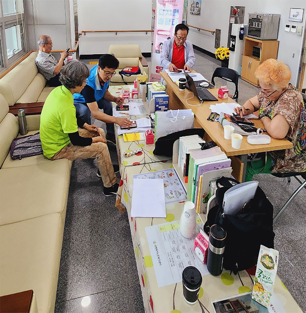 인터넷 정보를 검색하여 모의시험을 보는 교육생들과 지도하는 강사의 모습