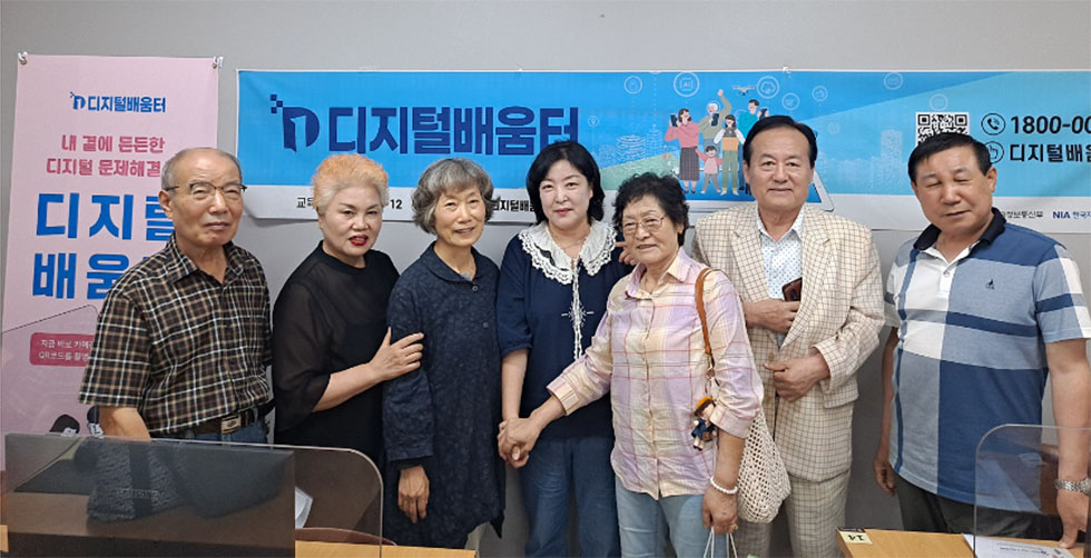 인터넷 정보를 검색하여 모의시험을 보는 교육생들과 지도하는 강사의 모습