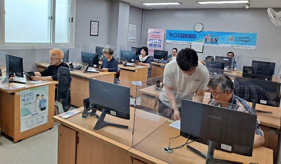 인터넷 정보를 검색하여 모의시험을 보는 교육생들의 모습