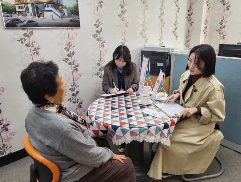 할머니가 상담 받고 있는 모습