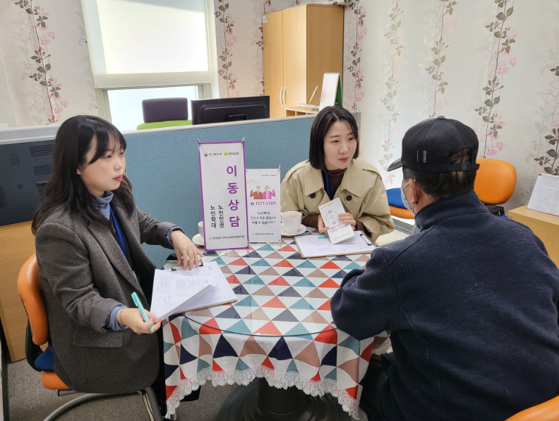 할아버지가 상담 받고 있는 모습