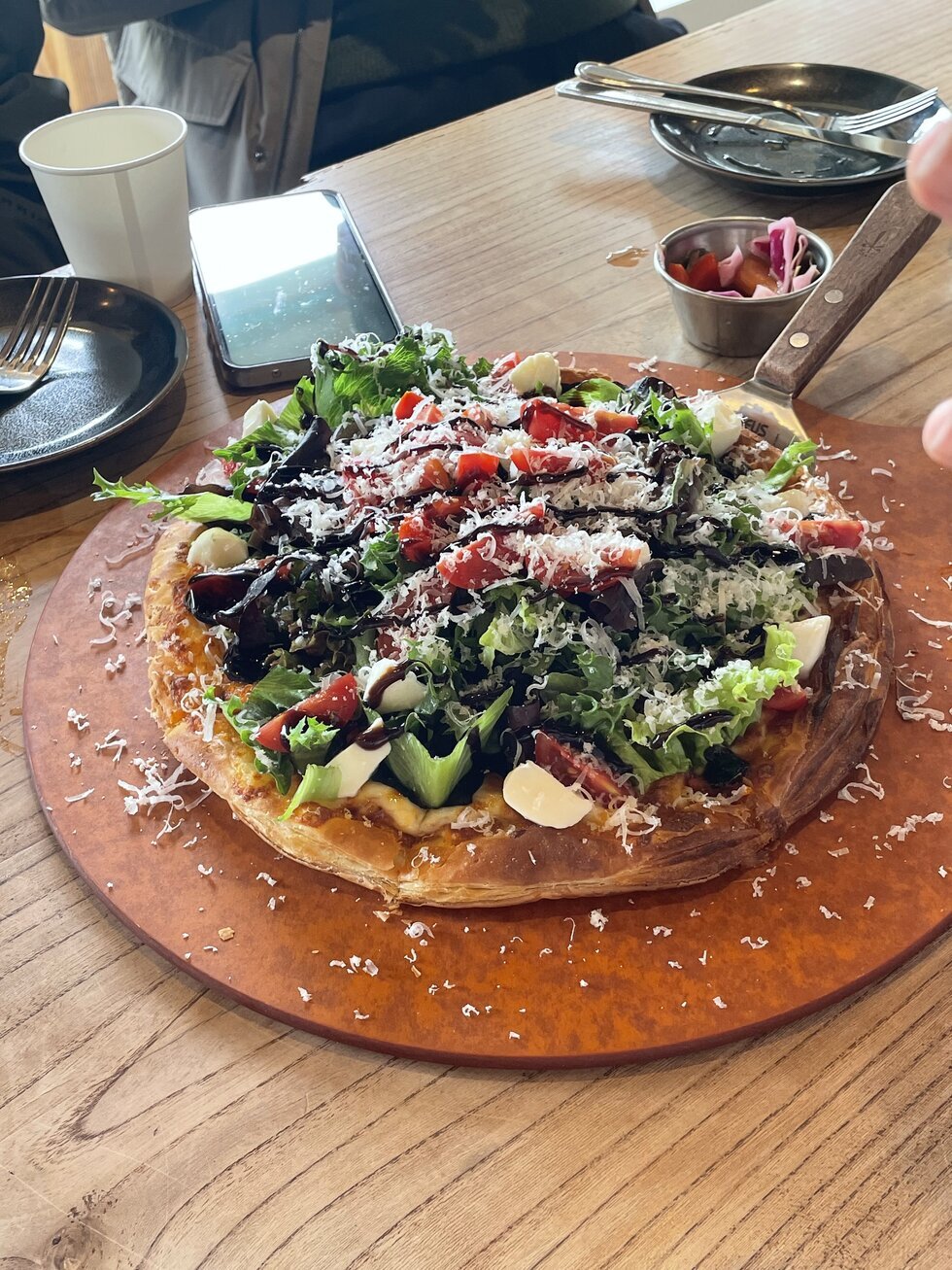 숙소 근처 카페 맛있었던 샐러드 피자