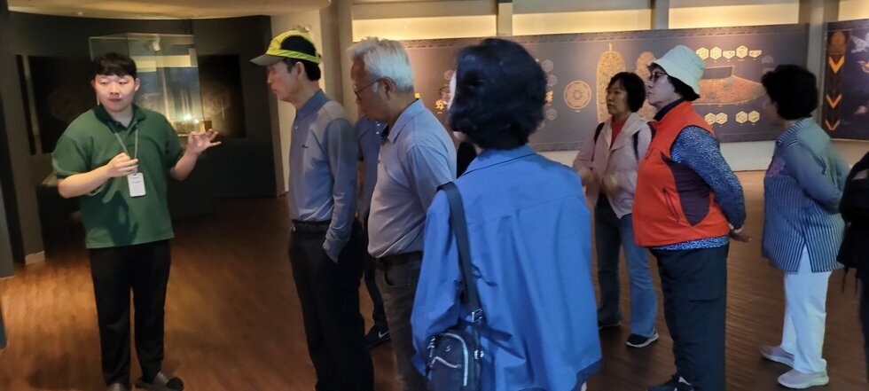 고분박물관 해설 경청 중(2026.5.28).jpg