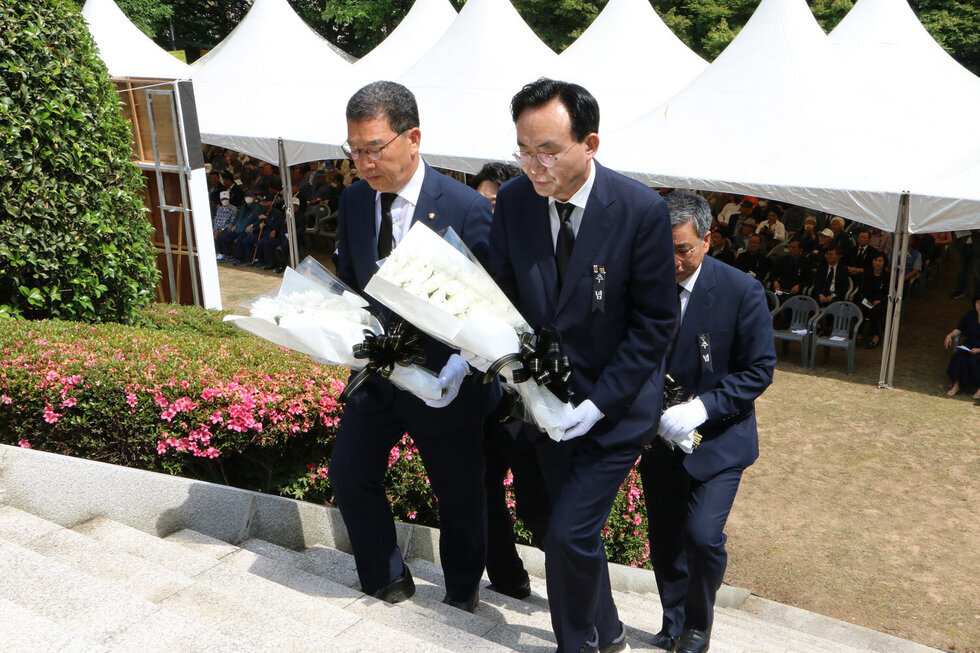 제68회 현충일 추념식 나주시장과 국회의원 등 의혼비 헌화를 위해 계단을 오르는 모습