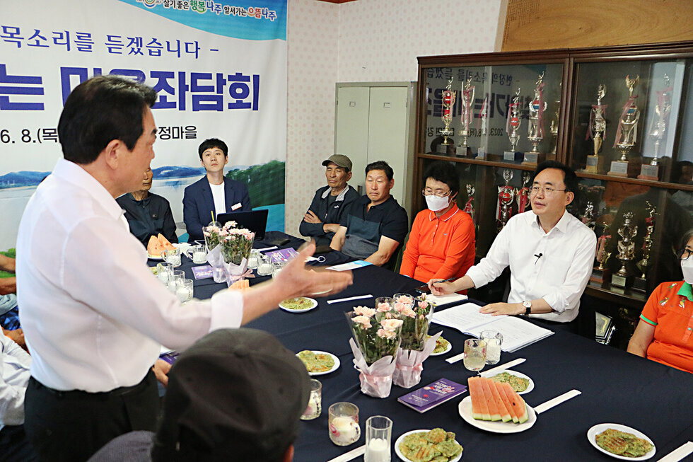 찾아가는 마을좌담회 남자 주민 한 분이 일어서서 나주시장에게 건의사항을 전달하고 있는 모습