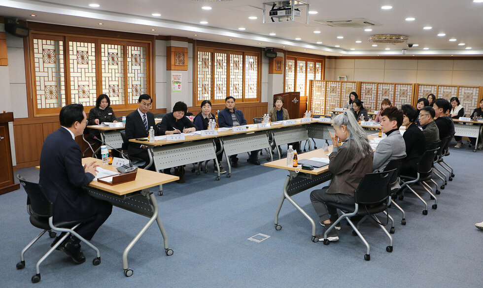 나주밥상 지정업소 경영마인드 교육 나주시장과 지정업소 대표자들이 교육에 앞서 자리에 앉아 있는 모습