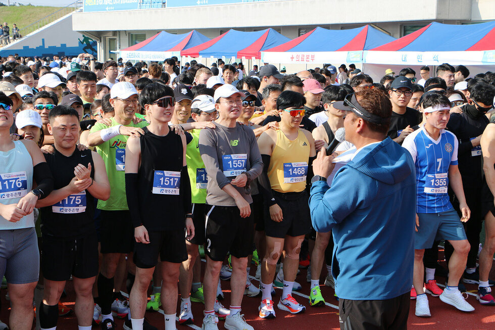 제10회 나주 영산강 마라톤대회 10km 참가자들이 사회자의 멘트에 앞사람의 어깨에 손을 올리고 주무르고 있는 모습