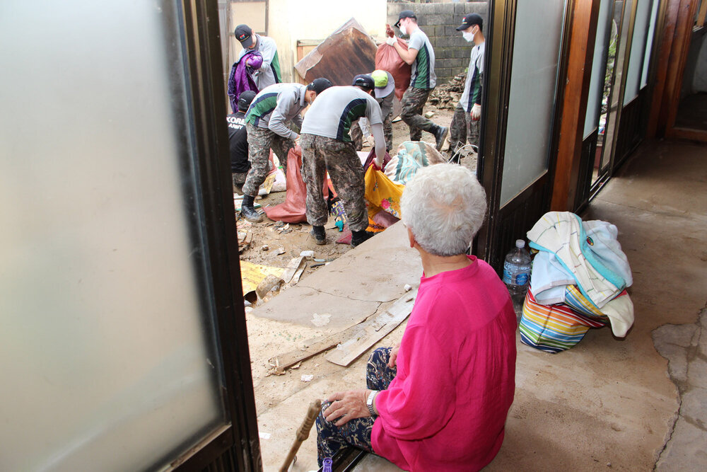 호우피해를 입은 주택가의 복구를 위해 힘 쓰고 있는  국군 장병들