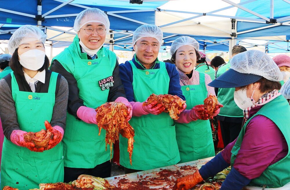 나주시장과 관계자, 부녀회 등  행사 참여자들이 김치를 들고 기념 촬영을 하고 있는 모습