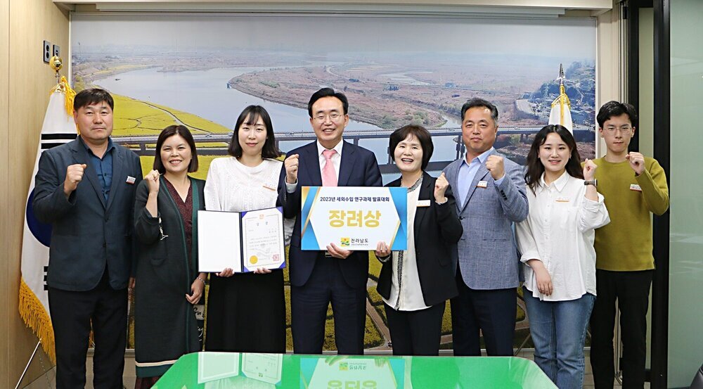 전라남도 지방 세정 연찬회 장려상을 수상한 나주시청 세무과 직원들이 윤병태 시장과 기념촬영을 하고 있다