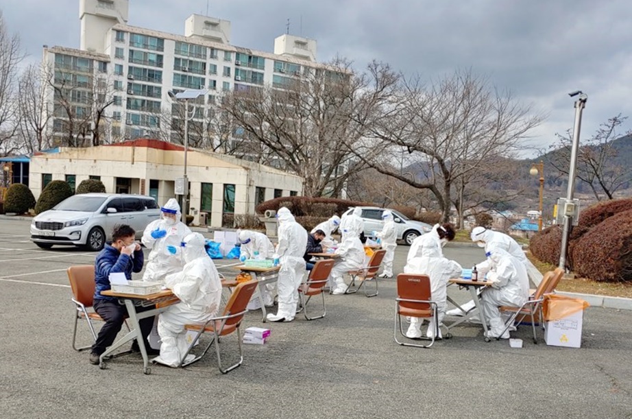 이번 15일 전남632번(나주52) 코로나19 확진자가 발생하였다 , 위 사진은 대중교통 운수종사자 코로나 전수검사를 진행하고 있는 의료진들