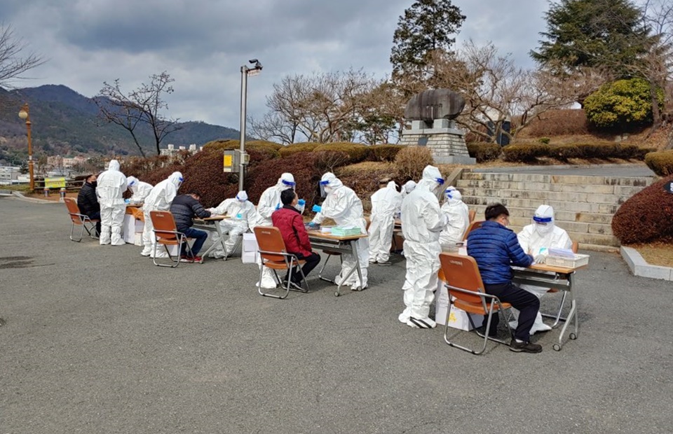 코로나19 확산으로 인해 운수종사자들을 전수검사 진행중인 코로나19 의료관계자들