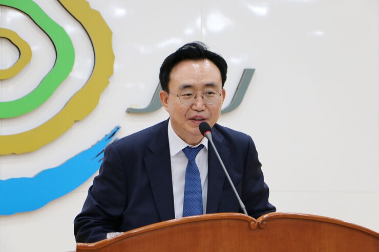 정례조회에서 단상에서 이야기를 하고 있는 나주시장