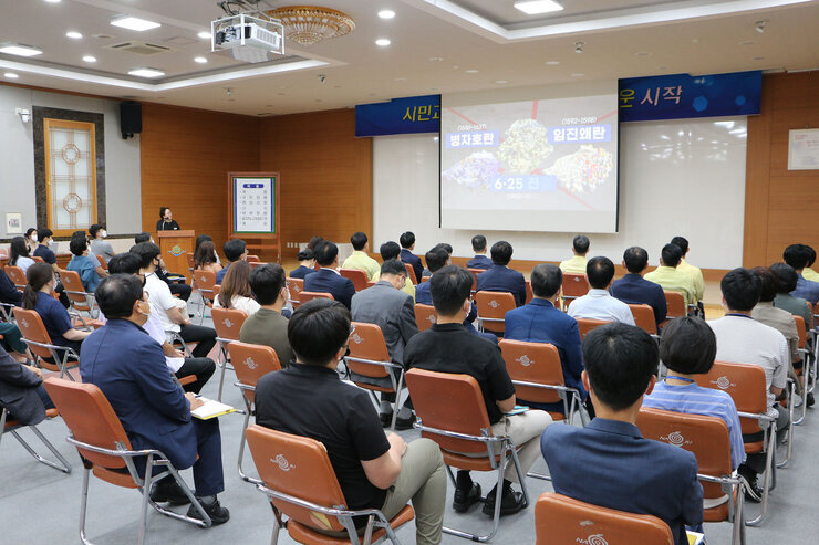 멀리 측면에서 바라본 정례조회 중 영상시청 모습