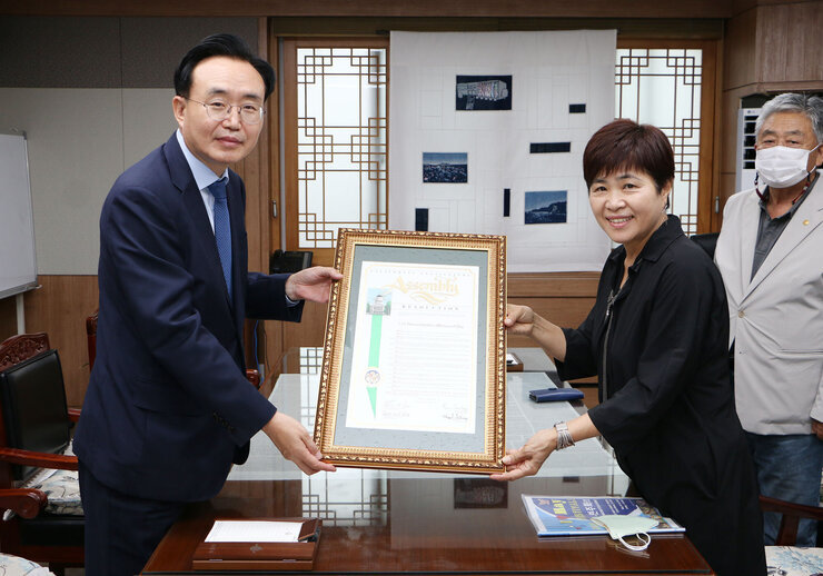 5.18 기념일 지정 엠블렘 전달식