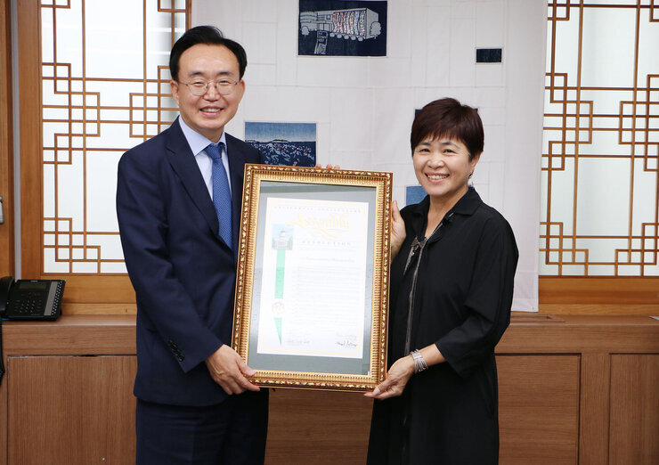 5.18 기념일 지정 엠블렘 전달식