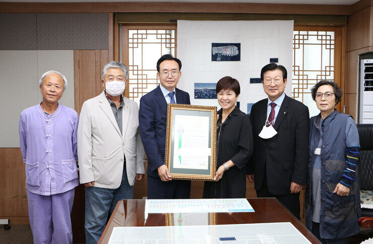 5.18 기념일 지정 엠블렘 전달식