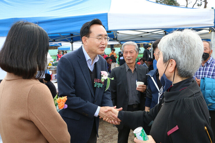 봉황면민의 날 및 봉황초교 100주년 기념비 제막식
