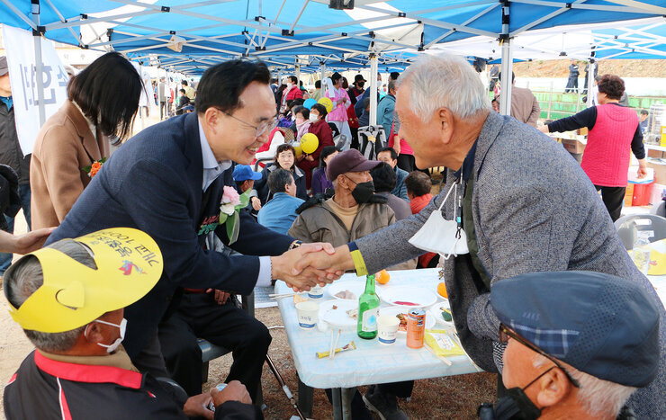 봉황면민의 날 및 봉황초교 100주년 기념비 제막식