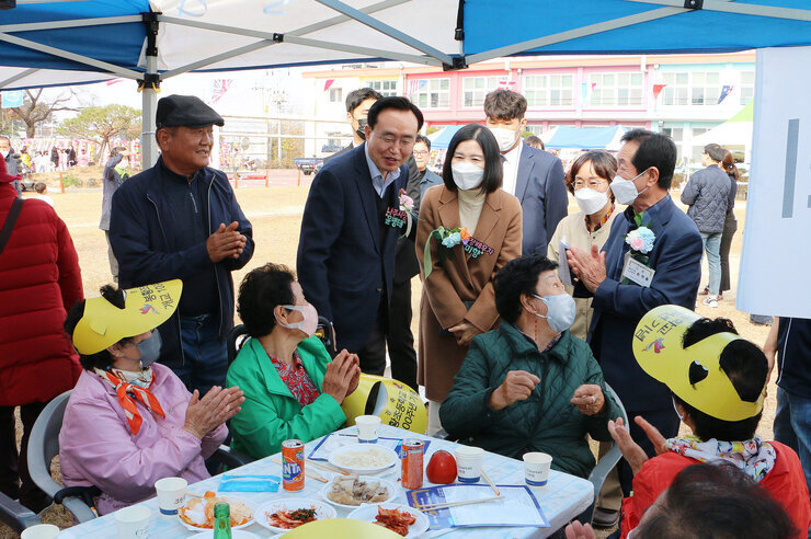 봉황면민의 날 및 봉황초교 100주년 기념비 제막식