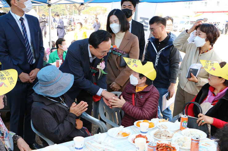 봉황면민의 날 및 봉황초교 100주년 기념비 제막식