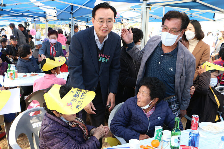 봉황면민의 날 및 봉황초교 100주년 기념비 제막식