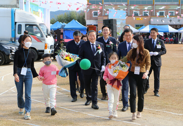 봉황면민의 날 및 봉황초교 100주년 기념비 제막식