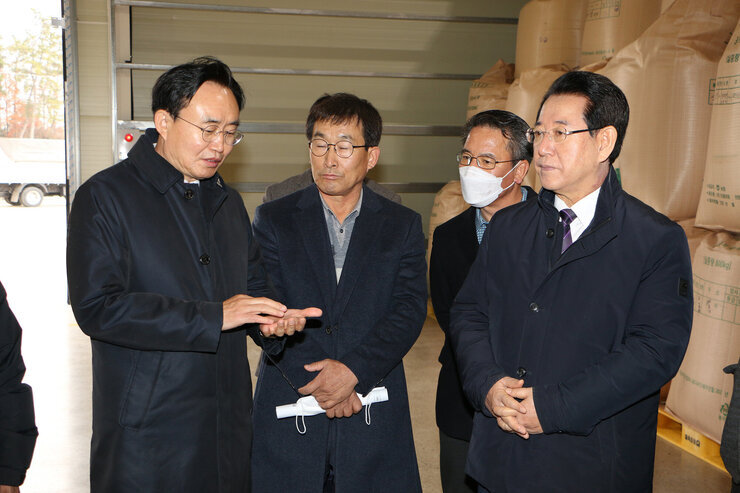 공공비축미 수매 현장을 방문한 김영록 전남도지사와 이야기를 나누는 나주시장
