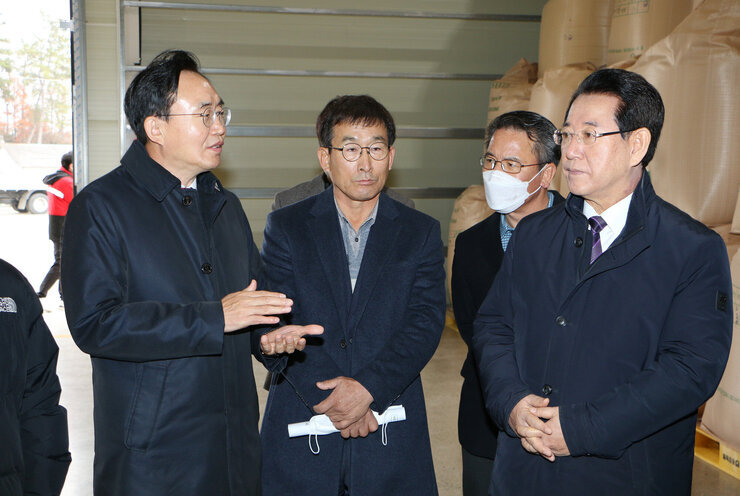 나주시장의 이야기를 경청하는 전남도지사