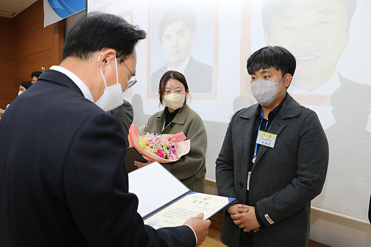 12월 정례조회에서 표창장을 시상하는 나주시장과 남성 직원의 모습