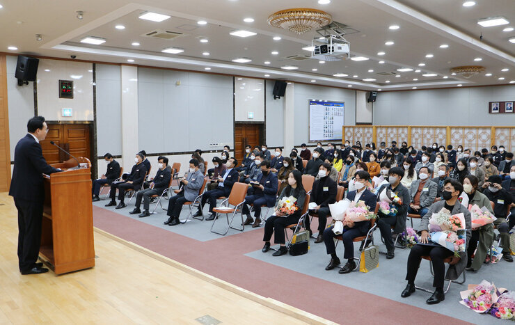 단상에서 이야기를 하고있는 나주시장과 경청하고 있는 직원들의 모습