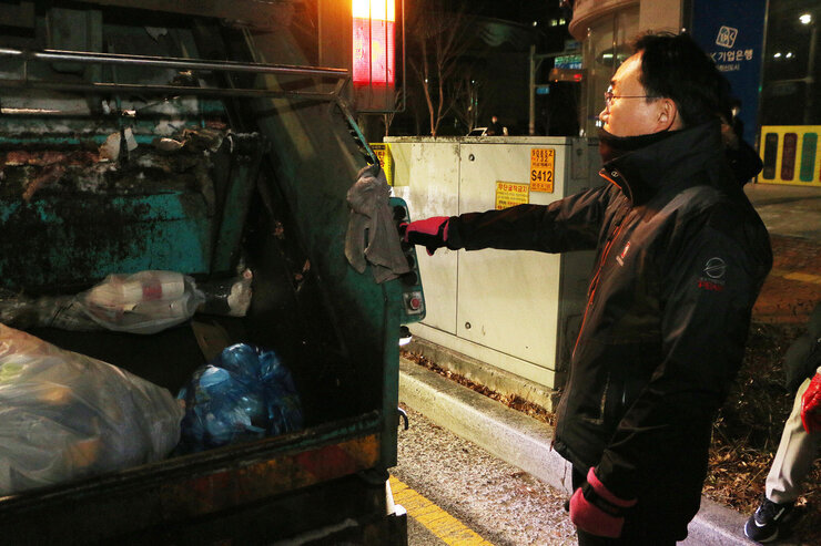 환경미화원 작업현장 방문 청소차 작동 모습2