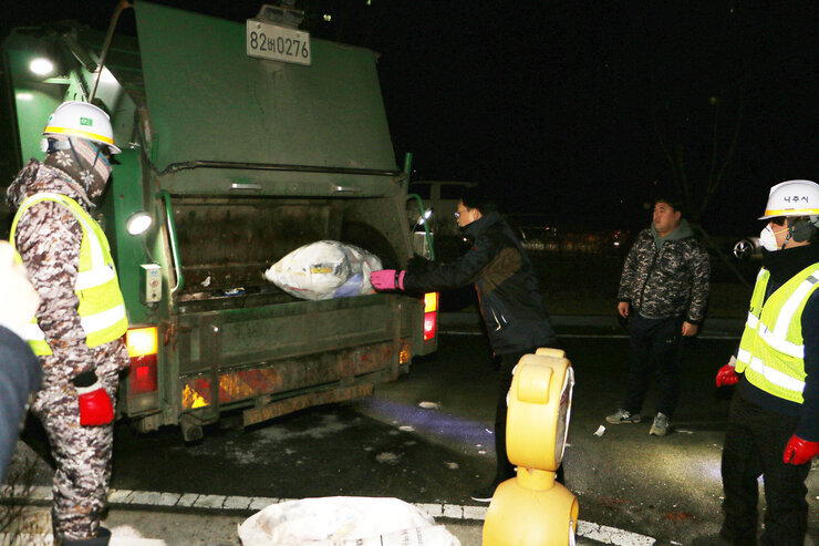 환경미화원 작업현장 방문 청소차 작동모습 가까이
