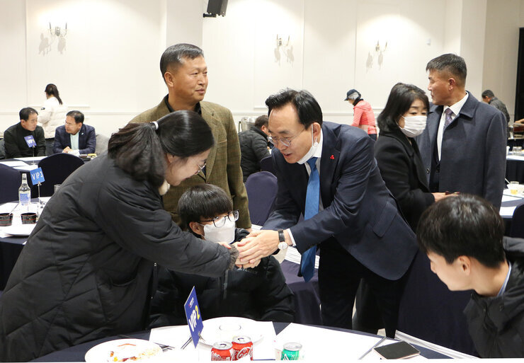 나주시 산단협의회 송년의 밤 행사 시장님 인사말 좌측면 모습