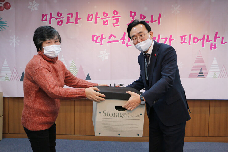 전문자원봉사단 제작물품 전달 모습