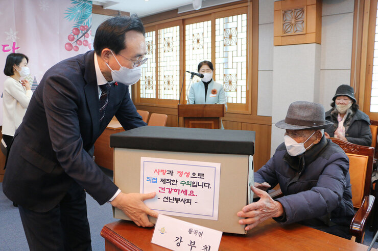 전문자원봉사단 제작물품 어르신께 전달 모습