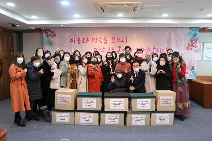 전문자원봉사단 제작물품 전달식 전체 기념촬영 모습