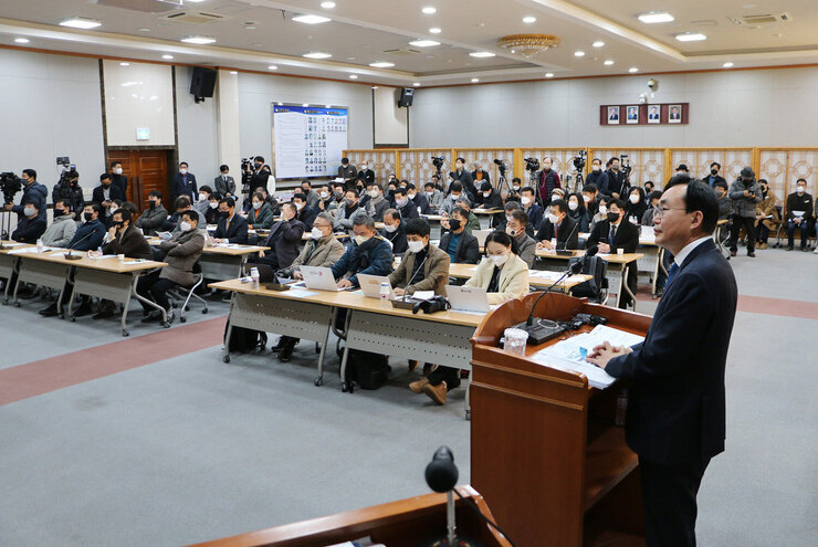 2023년 신년 기자회견 참석 기자 시정홍보영상 시청 모습
