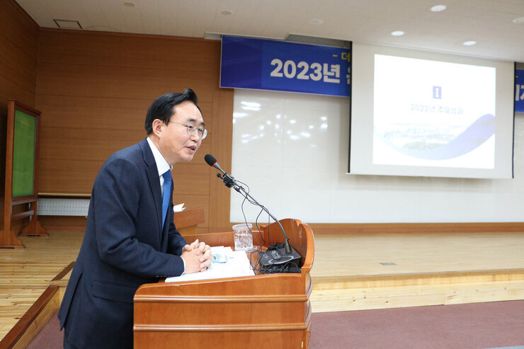 2023년 신년 기자회견 나주시장 시정 PPT 설명 모습 근접