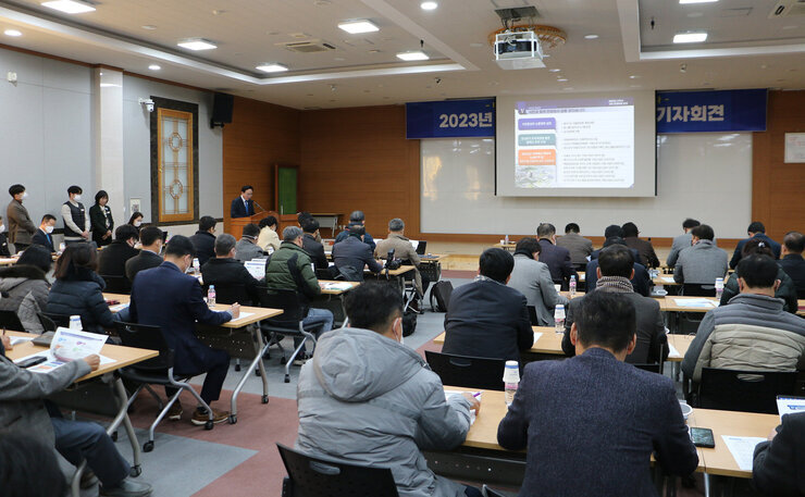 2023년 신년 기자회견 기자 질문 모습 전면