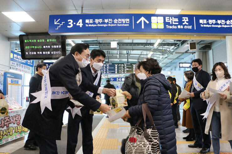 나주배 홍보, 판촉행사 나주시장 대합실 홍보모습 여학생
