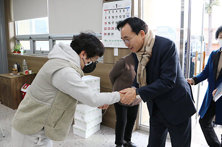 설 명절 현애원, 호혜원 방문 나주시장 관계자와 악수