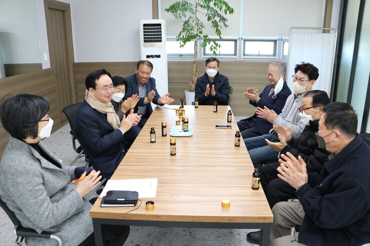 설 명절 현애원, 호혜원 방문 나주시장 현애원 관계자들과 박수치는 모습