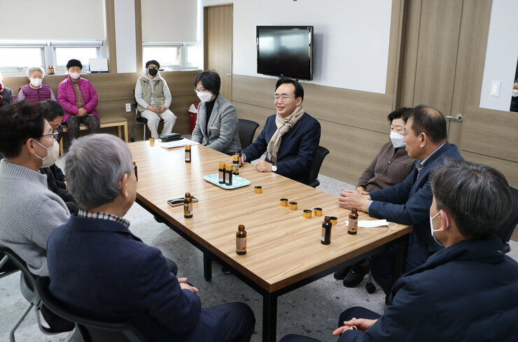 설 명절 현애원, 호혜원 방문 나주시장 현애원 관계자들과 대화모습