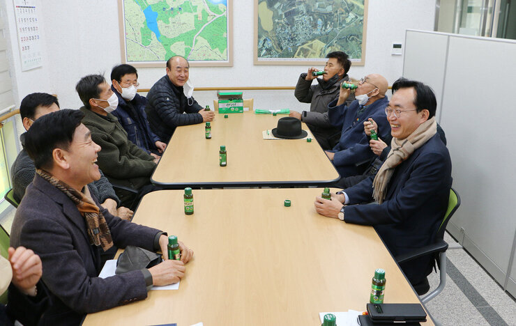 설 명절 현애원, 호혜원 방문 나주시장 호혜원 관계자들과 대화모습