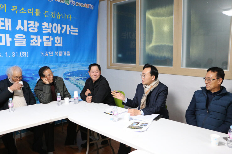 마을주민의 질문에 답변하는 나주시장 모습