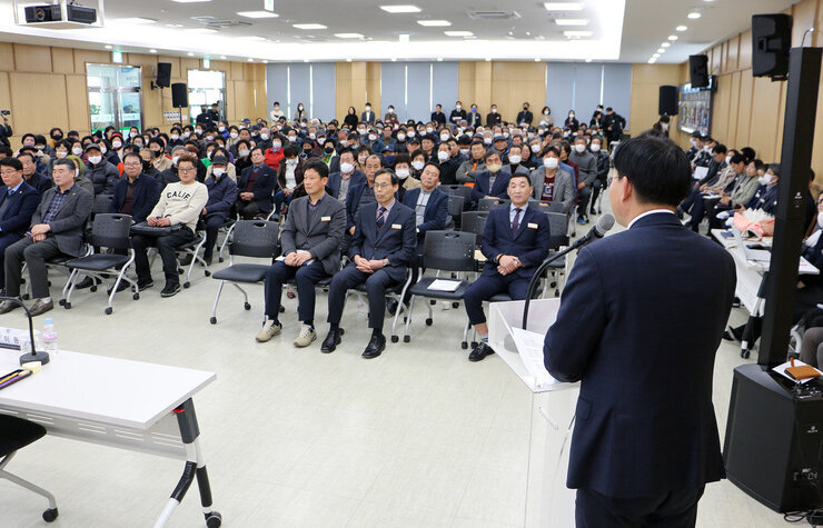 봉황면 주민과의 대화 대화장 단상쪽에서 참석자들이 보이고 나주시장의 뒷모습이 보이면서  인사말하고 있다 2222