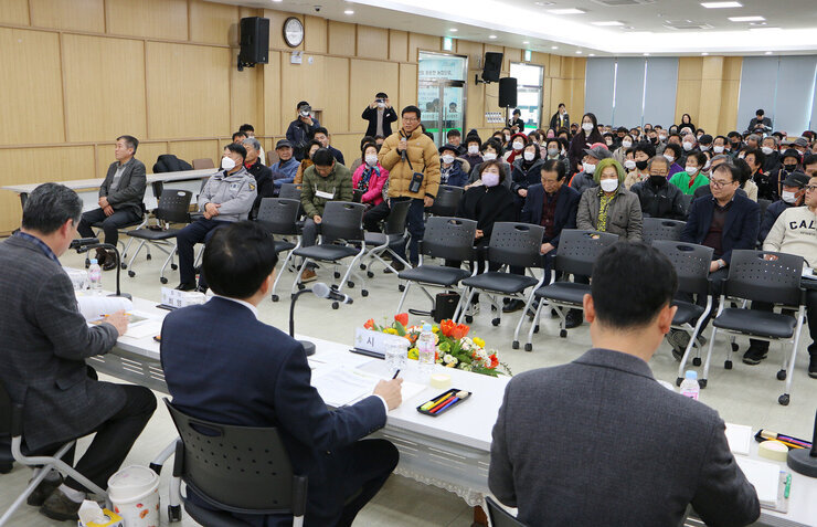봉황면 주민과의 대화 우측면에서 촬영한 모습 면민이 질의 하고 있고 나주시장이 듣고 있는 모습 4444